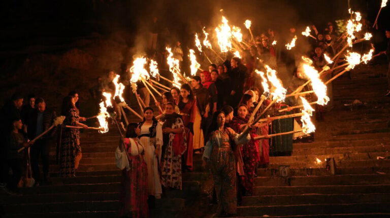 KURDISTAN. Les femmes allument le feu du Newroz à Şırnak