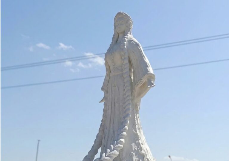 ROJAVA. Une statue érigée en hommage à une combattante kurde mutilée