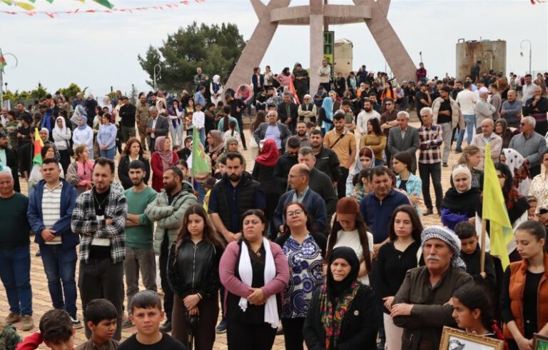 ROJAVA. L’unité kurde au cœur de la commémoration des martyrs de Qereçoxê
