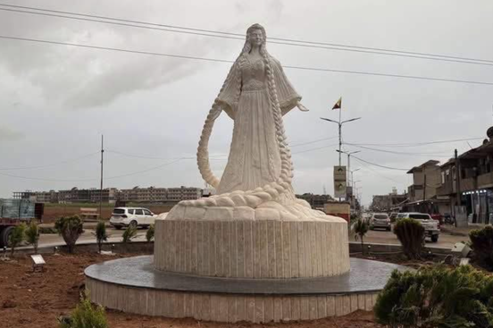 ROJAVA. Une statue érigée en hommage à une combattante kurde mutilée