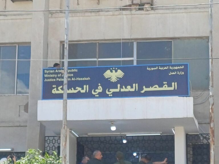 ROJAVA. A Hassaké, des Kurdes arrachent l’enseigne qui efface leur langue