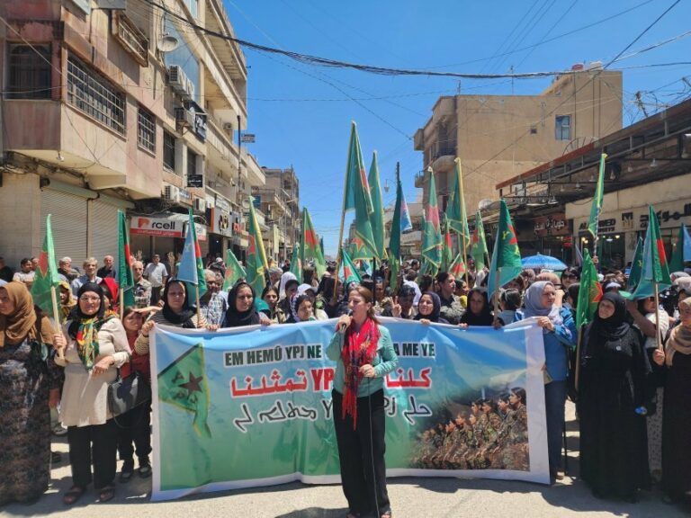 ROJAVA. Qamishlo debout en soutien aux YPJ