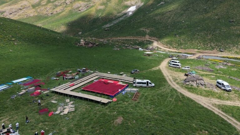 Construction d&rsquo;une tribune de 800 places au pied de glaciers vieux de 20 000 ans !