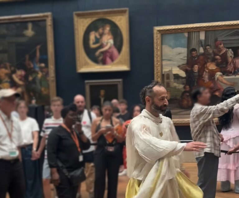 Performance artistique au Louvre : un militant yézidi interpellé après une action en mémoire du génocide ézdî