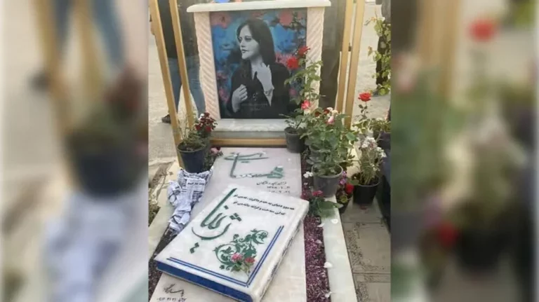 IRAN. Jina Mahsa Amini commémorée sur sa tombe
